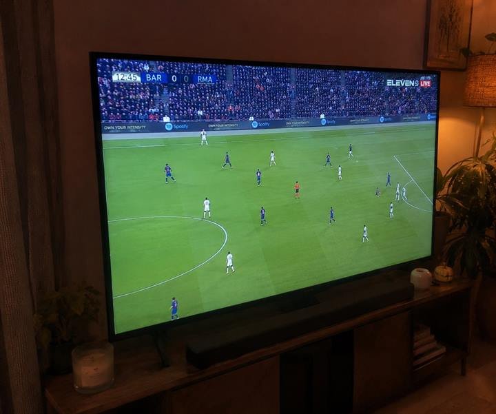 Cliente a ver futebol